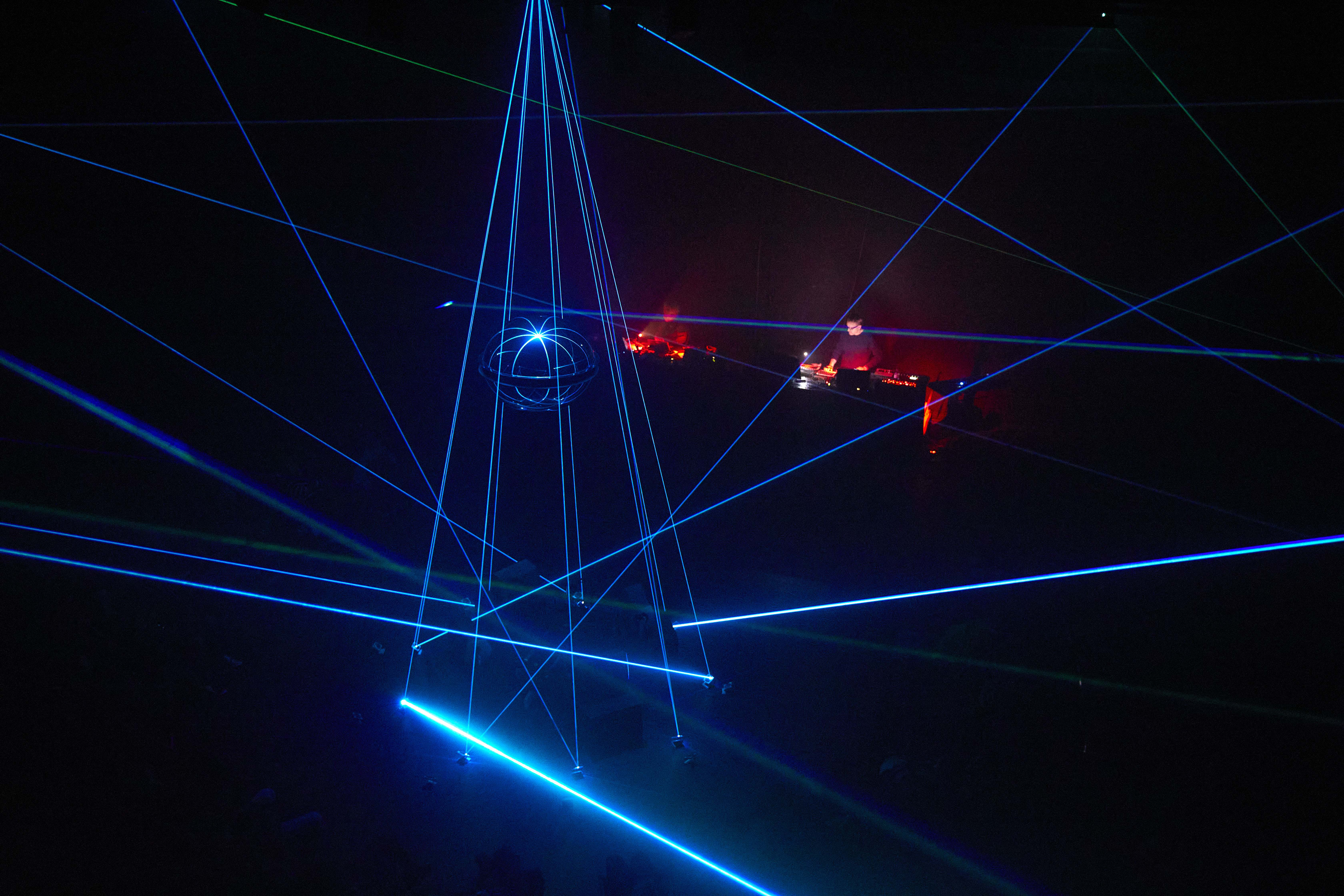 Scénographie lumineuse avec lasers bleus lors de la performance