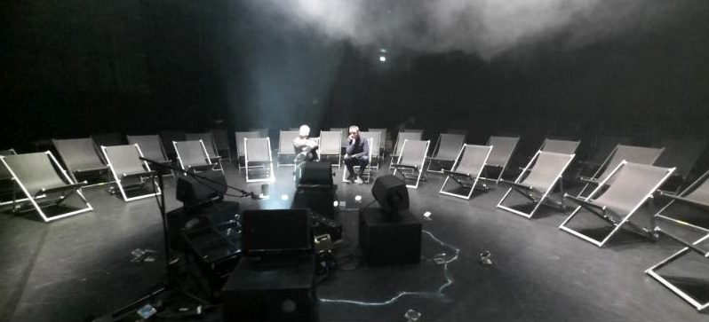Dispositif sonore et lumineux avec transats pour le public