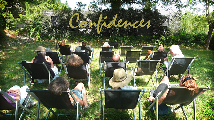 Public lors de l'installation sonore Confidences
