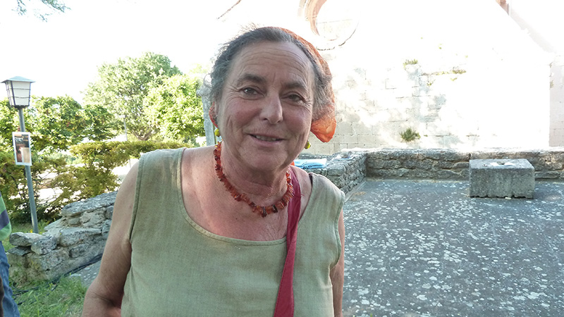 Portrait d'une habitante en extérieur