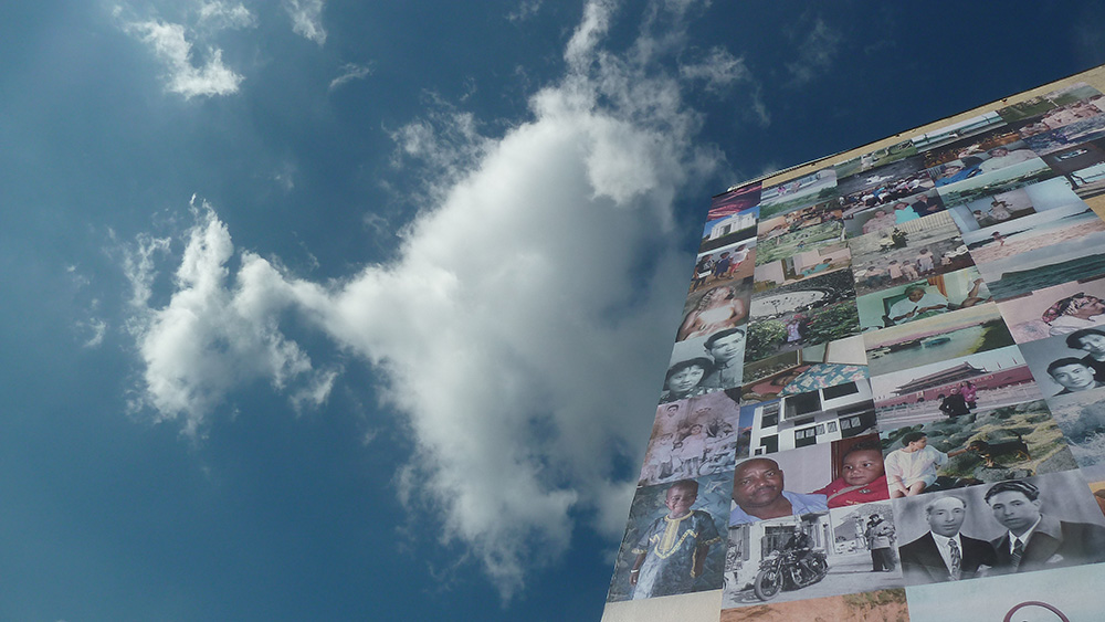 Fresque murale de photos sur une façade d'immeuble - Paysages du Départ