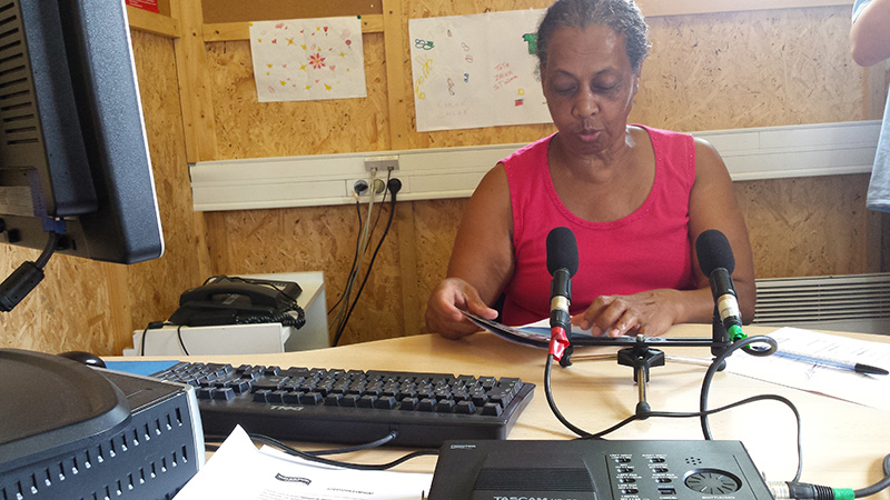 Femme s'exprimant devant des micros pour un portrait sonore