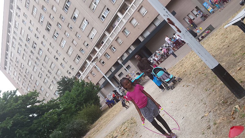 Scène de vie dans la cité avec des enfants jouant