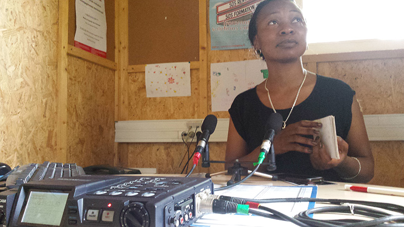 Femme s'exprimant devant un enregistreur audio